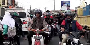 Warga hadir sejak beberapa jam sebelum kedatangan ustaz abdul somad. Tak Bawa Mobil Mewah Ini Potret Sederhana Ustaz Abdul Somad Naik Motor Klasik Merdeka Com