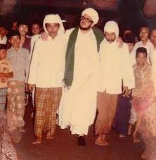 Nurul huda dj pengasuh pondok pesantren al falah ploso kedirihaul akbar pondok pesantrenal falah ploso kedirikh ahmad djazuli utsman ke 45nyai. Laskar Santri Kyai Ma Ruf On Twitter Sayyid Muhammad Alwi Al Maliki Diapit Kh Zainuddin Djazuli Kh Nurul Huda Djazuli Saat Ke Pp Al Falah Kediri 1987 Https T Co Tav4g3oal9