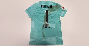 Ausgebildet in der jugend des grasshopper clubs zürich wechselte der schweizer 2014 in den kraichgau nach hoffenheim. Vfb Torwart Gregor Kobel Trennt Sich Von Seinem Getragenen Trikot