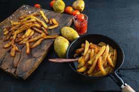 Aprende a preparar las mejores patatas fritas de una forma sencilla. Cocinar Patatas Fritas Foto De Stock