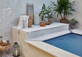 Une Cour Patio Avec Piscine Leroy Merlin En 2020 Deco Piscine Patio Piscine Rectangulaire