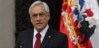 El joven vocal de mesa que no quiso dar la mano del candidato sebastián piñera fue noticia esta este mismo joven en el año 2015 hizo noticia tras recibir en el rostro el impacto de una bomba. Presidente Pinera Condena Ataque Contra Joven Carolina Torres Urbina Movilh Chile