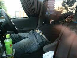 車で寝ている 男性 みんな襲いたくなります 男性 ぽっちゃり男性 ニッカボッカ