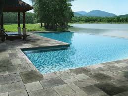 Cerchi dei pavimenti per esterni e terrazzi? Pavimentazione Bordo Piscina Pavimento Bordo Piscina Disegni Piscina Pavimento Esterno Piscine Moderne