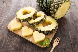 Wenn die ananas reif ist, glätten sich die einzelnen früchtchen und die schale beginnt sich von grün nach gelb zu verfärben, beginnend am boden und bewegt sich zur oberseite der frucht. Woran Erkennt Man Ob Eine Ananas Reif Ist Fit For Fun Wissen