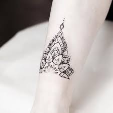 Mandala Tattoo Wissenswertes Und 67 Ideen Wohnideen Und Dekoration Schienbein Tattoo Tattoo Hals Geometrisches Tattoo