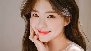 Phun môi bao lâu thì mới được đánh son?