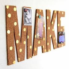 Pinnwand Selber Machen Buchstaben Aus Kork Dekoriert Mit Goldenen Punkten Fotos Pinnwand Selber Machen Diy Basteln Basteln