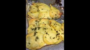 Un delizioso filetto con contorno di patate, fave, asparagi e piselli. Filetti Di Orata In Crosta Di Patate Youtube