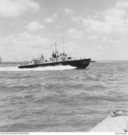 Starboard view of Motor Launch (ML) 923, HMAS Air View at speed in Darwin Harbour. The vessel ... | Australian War Memorial
