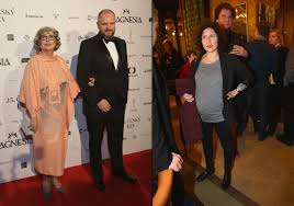Ta se s manželkou legendárního běžce potkala i osobně a konzultovala s ní své herecké počínání. Martha Issova Porodila Druhe Dite Tyden To Tajila Ale Ondricek To Praskl Blesk Cz