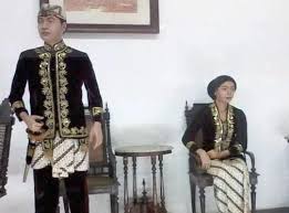 Kawan gnfi, tren fesyen indonesia kekinian beberapa di antaranya mengadaptasi model pakaian tradisional indonesia. Pakaian Adat Jawa Barat Gambar Beserta Penjelasannya Lengkap