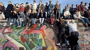 Pictures of the fall of the Berlin Wall ...