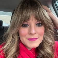 愛他們,它很可愛,但他們已經成年人了,他們最能提供世界的就是在現實生活中的金髮女孩假裝笨。 就像他們年輕的時候很搞笑,但就像他們不是母親嗎?  為什麼他們表現得像高中生..? 我寧願看一個關於他們養育孩子和當富有媽媽的節目.. 像這是什麼? 我不想看40歲的女人演16歲 ...