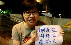 楊蕙如於大學時期曾背負超過新台幣十萬的卡債淪為卡奴，但畢業後因為利用信用卡八倍紅利回饋、網路拍賣、電視購物 禮券優惠，從中國信託商業銀行倒賺一筆，因而引起爭議 ，更被媒體封為「卡神」 。 除了卡奴外，根據民調，包括消基會、行政院消費者保護委員會、檢察官及多數民眾. æ¥Šè•™å¦‚ å¡ç¥ž ç›¸é—œæ–°èž ç¬¬4é  æ¥Šè•™å¦‚ Ettodayæ–°èžé›²
