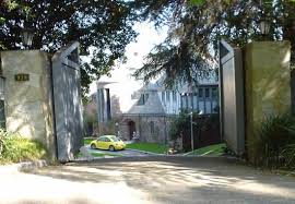 Home Of Hungarian Born American Actress Zsa Zsa Gabor At 938 Bel Air Rd In Los Angeles California The Los Angeles Cou Celebrity Houses Zsa Zsa Gabor Bel Air