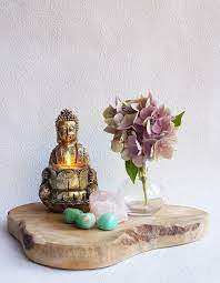 An altar is an acknowledgement of the deeper essence of life and a bridge to the unseen—a link between our life in the world of elements and the subtle world. Yoga Altar Buddah Yoga Zubehor Entspannung Blume Edelsteine Dekorativ Home Yoga Room Meditation Room Decor Buddha Statue Decor