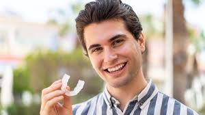 Στραβά δόντια: Γιατί σήμερα όλοι φορούν σιδεράκια;