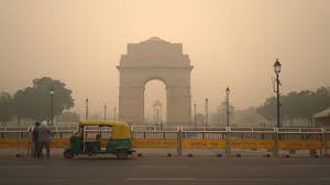 Delhi AQI Today: दिल्ली के आसमान में धुंध की चादर, AQI बेहद खराब, फिर बढ़ा  सांसों का संकट | Moneycontrol Hindi