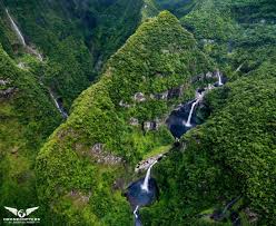 La Vallee De Takamaka Et Ses Cascades A L Ile De Lareunion Paysage Reunion La Reunion Beau Paysage