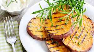 I funghi porcini con patate in padella sono un contorno vegano autunnale molto profumato e saporito, da abbinare ad un secondo di carne: Patate Grigliate Senza Lessarle Un Contorno Veloce E Croccante