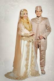 Di awal tahun 2017 ini trend busana pengantih muslimah mengalami banyak berubah, jika pada tahun 2016 yang lalu pernikahan gaya barat lebih populer, namun tahun ini banyak pengantin yang lebih. Wedding Dress Muslimah Gaun Pengantin Muslimah Syar I Archives Addicfashion
