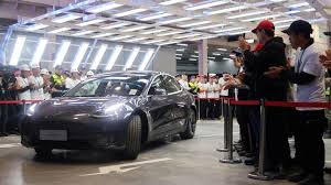 Dengan begitu, maka produk itu pun mampu memberikan akomodasi penumpang yang lebih banyak karena tesla model y yang dipasarkan saat ini merupakan mobil dalam format five seater. Harga Tesla Model 3 Tipe Terendah Dipangkas 8 Persen Di Cina Otomotif Tempo Co