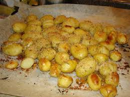 Diverse ricette per patate al forno in varie varianti sono descritte in questo articolo. Patate Novelle Gratinate Al Forno Viaggiare Come Mangiare