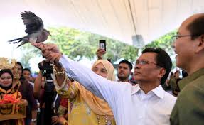 He is the nephew of sakaran dandai, who was the eighth chief minister of sabah and its former governor as well.2 he is married to. Shafie No More Project Ic