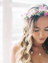 Loose Curls Paired With A Traditional Hawaiian Bridal Crown Called A Haku Made Up Of Greener Hawaiian Flower Crown Wedding Hairstyles Photos Hawaiian Wedding