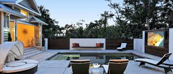 Dos cubos verticales son la inspiración de esta casa, el ingreso principal lo define un techo virtual que hola que tal, me gustaría ver modelos interiores, patios y fachadas para una casa de un piso con un terreno de 200m2, quedo en espera. Cine En El Jardin 10 Ideas Para Ver Peliculas Al Aire Libre