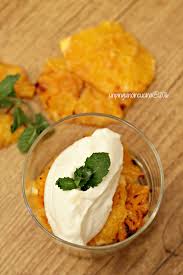 Iniziare la preparazione delle fette di arancia caramellate lavando accuratamente le arance sotto l'acqua corrente eliminando eventuali impurità con uno spazzolino. Arance Caramellate Con Yogurt E Menta Un Pinguino In Cucina