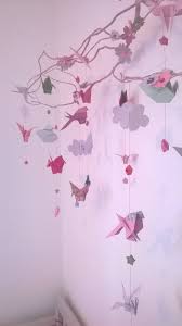 Un joli camaieu de rose pour une ambiance de petite fille. Mobile Origami Oiseaux Et Papillons Et Fleurs Sur Branche Rose Et Blanche Chambre Bebe Fille Mobile Fleurs Mobile Bebe Fille Filles Bebe