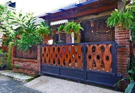 Tapi itu tak lantas membuat material kayu jadi ketinggalan zaman. Pagar Rumah Kayu Cara Golden