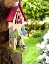 Das Aufwendig Gearbeitete Vogelhaus Ist Ein Echter Blickfang In Ihrem Garten Weltbild Garten Vogelhauschen Vogelhaus Ideen Dekoration