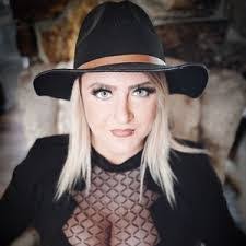 Kellie Clifton's Instagram, Twitter & Facebook