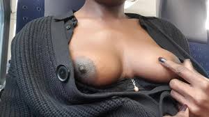 電車の中で乳首遊び...私と一緒に遊んで欲しいですか?