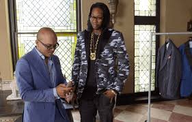 Ambientada 25 años después de los eventos del original bulletproof, la película vuelve a interpretar a los personajes de wayans y sandler con faizon love. Gq Bulletproof Suit X 2 Chainz Garrison Bespoke