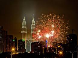 15 Best Places To Celebrate New Year S Eve Around The World New Year S Eve Around The World Celebration Around The World New Years Eve Fireworks