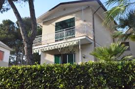 Piano primo in ottimo stato di manutenzione, ingresso, soggiorno con accesso al balcone esposto a sud, cucinotto, camera matrimoniale grande con spazio per terzo letto. Villa A Schiera In A Rosignano Marittimo Zona Castiglioncello Elenchi E Prezzi Di Vendita Waa2