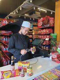 Tidak kira bangsa mahupun agama dirinya tetap ringan untuk menghulurkan bantuan. Pembukaan Ebit Lew Mart Di Bangi Hari Creative Media Lab Facebook