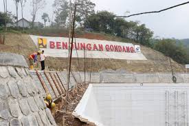 Waduk gondang difungsikan sebagai salah satu pembangkit listrik bagi wilayah karanganyar dan sekitarnya. Wisata Batu Jamus Karanganyar Yang Paling Indah Gerai News