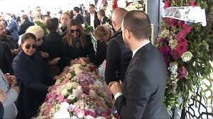 Mina başaran'ın annesi beril başaran ve babası hüseyin başaran tek kızlarını kaybetmenin acısını yaşıyorlar. Mina Basaran Ve Iki Arkadasi Son Yolculuguna Ugurlandi Dailymotion Video