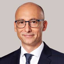 Er ist einer der prominentesten forschenden österreichs: Hanspeter Hutter Leiter Gb Finance Risk Cfo Cro Mitglied Der Geschaftsleitung Thurgauer Kantonalbank Xing