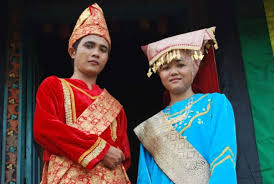Adat dan budaya, rumah adat, baju adat, pakaian adat, alat musik tradisional, senjata tradisional, lagu kerambit disebut juga dengan karambiak, kurambiak. Kebudayaan Sumatera Barat Rumah Pakaian Adat Kesenian Lengkap