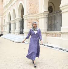 She graduated from cosmopoint college in ipoh and holds a diploma in graphics and multimedia. Amiem4zrytzz9m