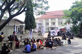 Lowongan kerja di rembang maret 2021 temukan loker terbaru yang sesuai dengan lokasi, pendidikan, dan minat anda. Puluhan Buruh Distributor Produk Wings Madiun Mogok Kerja