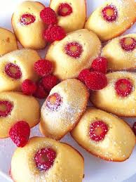 Lemon Raspberry Madeleines Carol Recetteschocolat En 2020 Recette Madeleine Moelleuse Patisserie Recette Chocolat