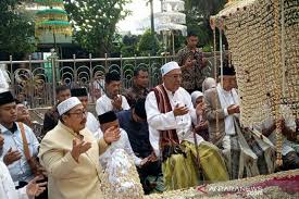 Adapun nama ampel atau ada juga yang menyebutkan ampel denta yaitu karena. Ma Ruf Amin Visits The Tomb Of Sunan Ampel Antara News