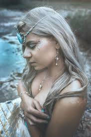 Hello there. Here are two medieval fantasy inspired dresses that i've made.  I'm in Portugal but i ship worldwide with tracking number. 🌎 I've also  made the headdresses , but i've sell